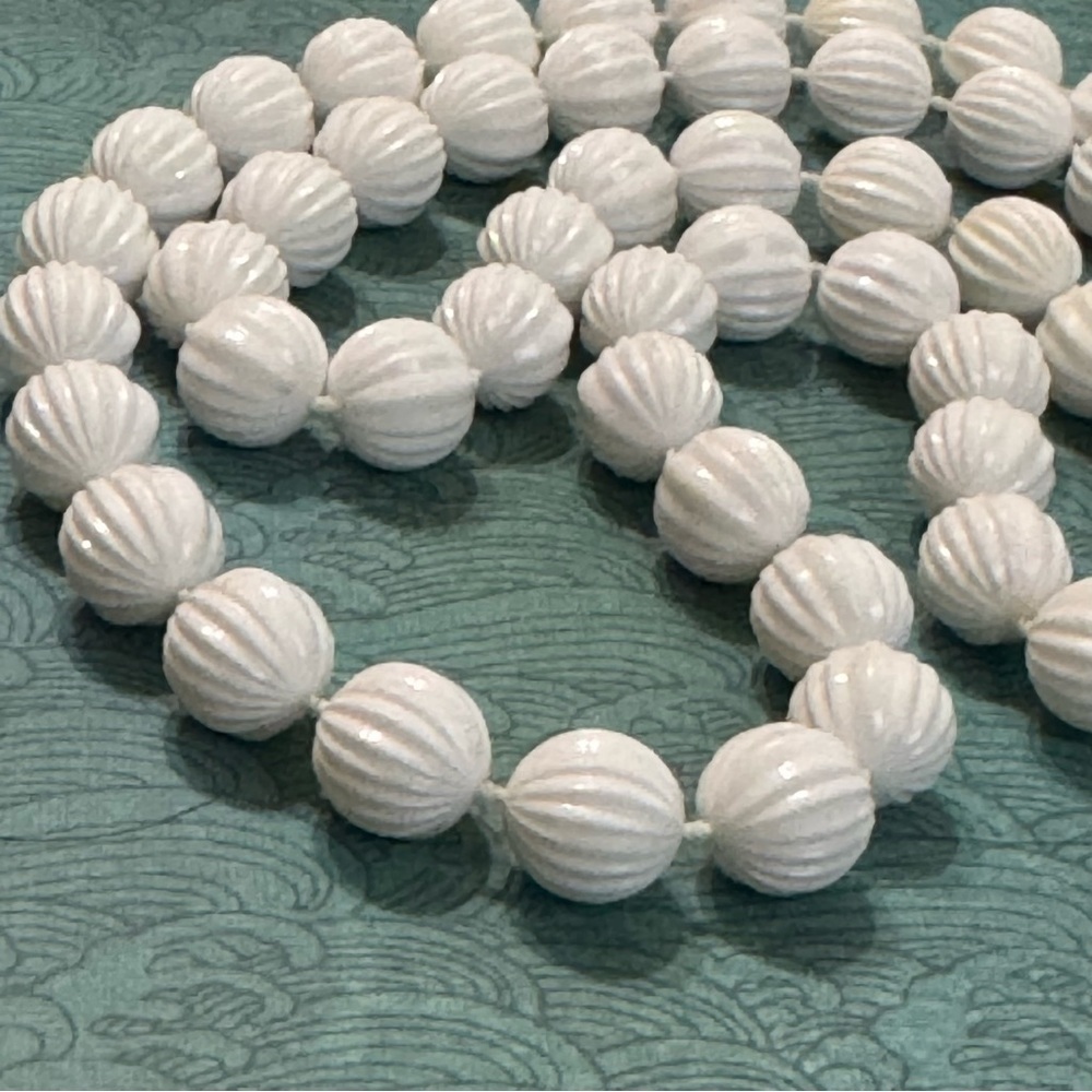 VINTAGE SARAH COVENTRY WHITE BEADED NECKLACE - Picture 3 of 7